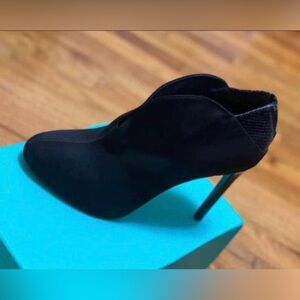 Nine West Women's Black Faux Suede Leather Nerra Heeled Ankle
Booties - size 8½